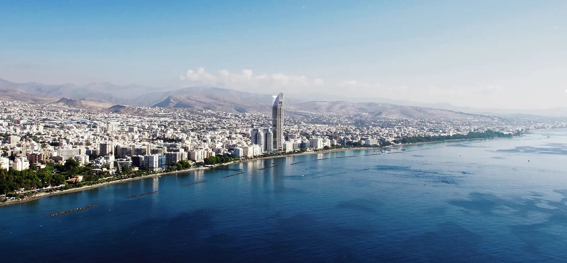 Вид с воздуха на башню ONE Limassol на набережной и побережье Лимассола, Кипр