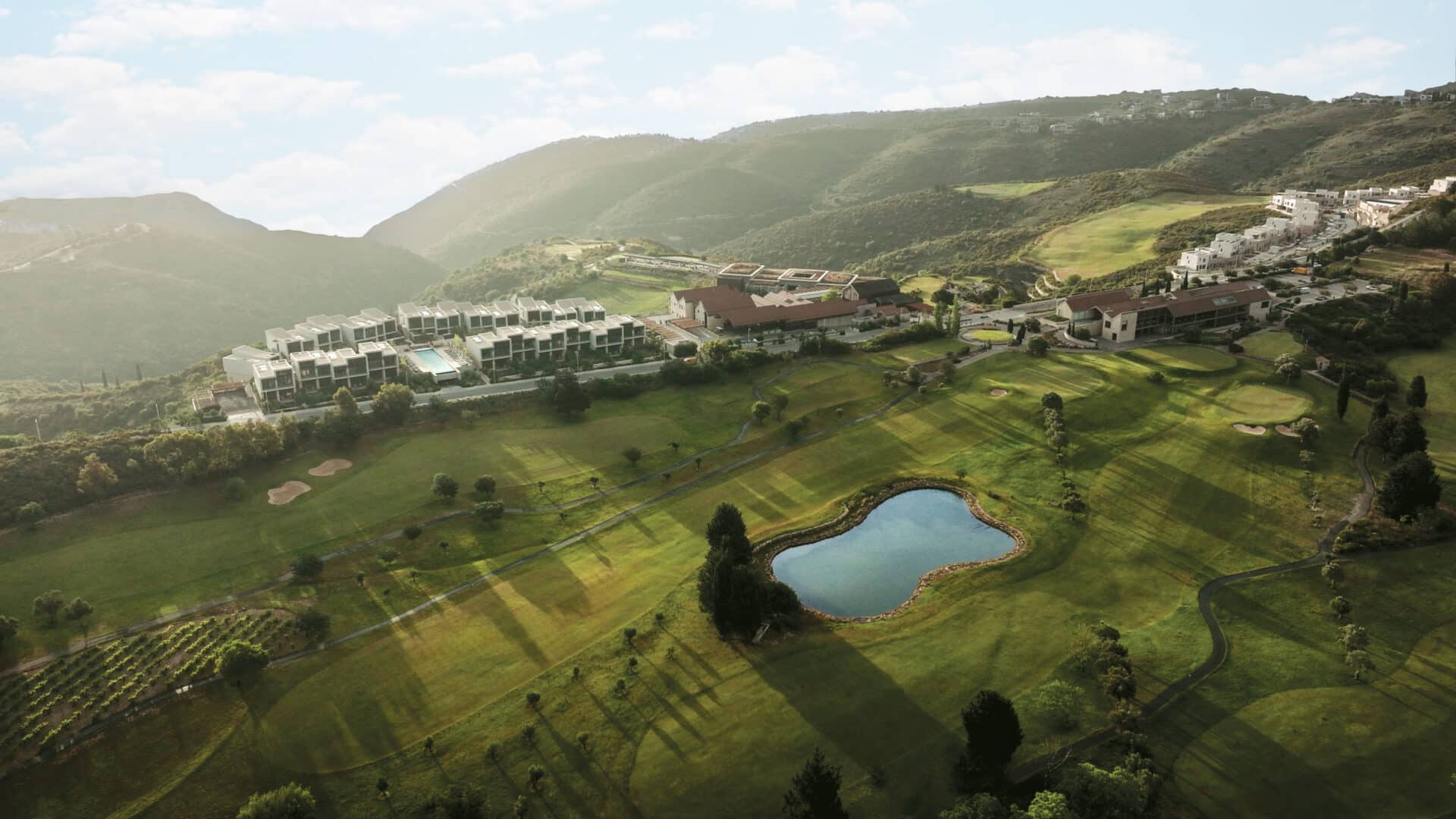 Вид с воздуха на гольф-поле курорта Minthis и элитные резиденции в Пафосе, Кипр